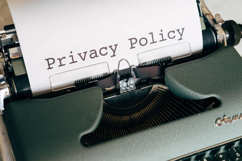 Folha com as palavras Privacy Policy numa máquina de escrever antiga