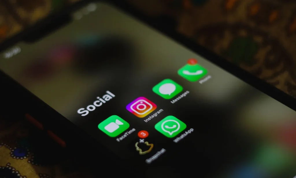 Ecrã de telemóvel com a pasta Social e as aplicações Instagram, Facebook, WhatsApp e Messenger